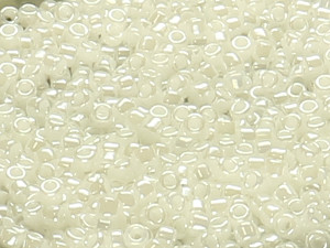 TOHO Round Beads 15/0 - 121 Opaque Lustered White (30g Vorteilspack)